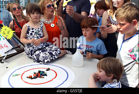 Vauxhall Art Car Boot Fair. Schneckenrennen auf der Vauxhall Art Car Boot Fair in der Brick Lane, London. Stockfoto