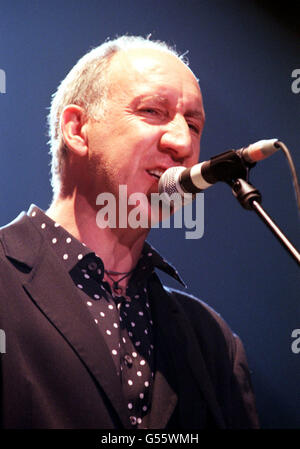 The Who Pete Townshend. Pete Townshend, Gitarrist bei der altgedienten Rockband The Who, tritt auf der Bühne der Londoner Arena in London auf. Stockfoto