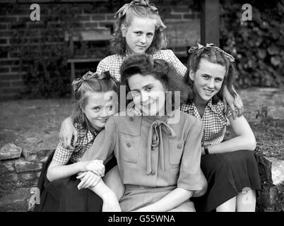 Odette Sansom, MBE, die für ihre Rolle im Widerstand im von den Nazis besetzten Frankreich das George-Kreuz erhielt. Sie ist mit ihren Kindern Marianne, Lily und Francoise. Stockfoto