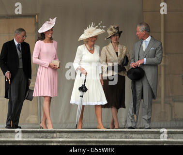 (2. Links - rechts) die Herzogin von Cambridge, die Herzogin von Cornwall, die Prinzessin Royal und der Prinz von Wales besuchen eine Gartenparty im Buckingham Palace, London. Stockfoto