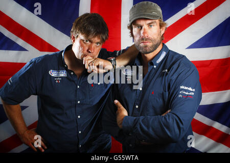 Segeln - Team GB Media Day. Das Star-Segelteam Iain Percy (rechts) und Andrew Simpson bei einer Fotostelle im Portland and Weymouth Sailing Center in Weymouth. Stockfoto