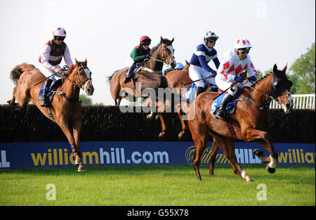 Pferderennen - Ladies Evening - Huntingdon Racecourse. Oscar der Mythos (rechts), geritten von Phillip York, den Gewinnern der Paul Rackham Champion Novices' Hunters' Steeple Chase Stockfoto