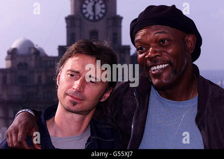 Die Schauspieler Robert Carlyle (links) und der Amerikaner Samuel L Jackson posieren vor dem Liverpool Town Hall, um den Beginn der Hauptfotografie vor dem Film 51. Staat von Regisseur Ronny Yu anzukündigen. Stockfoto