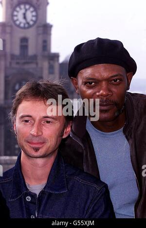 Die Schauspieler Robert Carlyle (links) und Samuel L Jackson posieren vor dem Liverpool Town Hall für Fotos, um den Beginn der Hauptfotografie vor Ronny Yus Film 51. State anzukündigen. Stockfoto