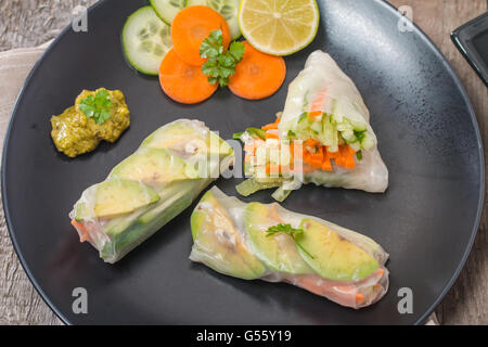 Frühlingsrollen mit Gemüse und avocado Stockfoto