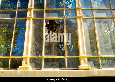 Zerbrochenes Glas in einem Fenster. Stockfoto