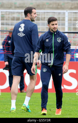 Republik Irland Shane Long (rechts) und Republik von Irland John O'Shea (links) während einer Trainingseinheit im Stade de Montbauron, Versailles. Stockfoto