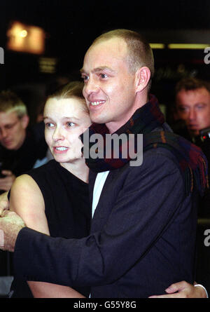 Der ehemalige Nachbarstar, Schauspieler und Sänger Jason Donovan, der im Film die Hauptrollen spielt, und seine Freundin Angela Malloch, die zur Premiere von 'Sorted' im ABC-Kino in der Londoner Shaftsbury Avenue eintrifft. Stockfoto