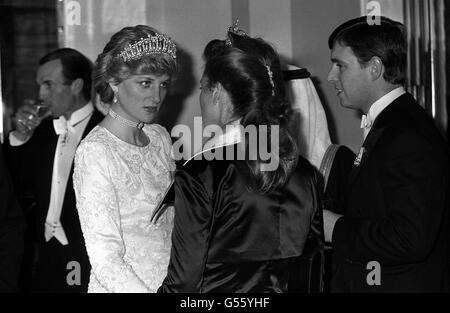 1987: Die Prinzessin von Wales (links), die die Tiara der Königin Mary trägt, plaudert mit ihrem Schwager und ihrer Schwägerin, dem Herzog und der Herzogin von York, im Londoner Claridge's Hotel, als sie an einem Bankett teilnahm, das König Fahd von Saudi-Arabien am Ende seines Staatsbesuchs in Großbritannien gab. Stockfoto