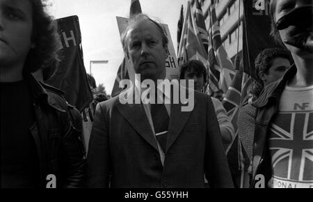 NATIONAL FRONT 1979: John Tyndall (Mitte), Führer der National Front, während eines marsches durch Bristol. Stockfoto