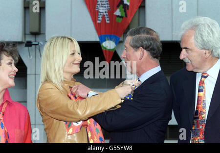 TV-Moderatorin Gaby Roslin (2. Links) und der Prinz von Wales passen sich gegenseitig an, beobachtet von Coronation Street Schauspielerin Amanda Barrie (ganz links) und Sportmoderatorin des Lynam (ganz rechts) beim Start von 'Loud Tie Day' in London. * Loud Tie Day findet am 3. November 2000 statt, wenn die Menschen dazu ermutigt werden, ungeheuerliche Bindungen zu tragen und 1 zu spenden, um das Bewusstsein für Darmkrebs zu erhöhen, von dem mehr als 30,000 Menschen pro Jahr betroffen sind. Stockfoto