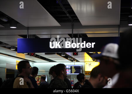 UK-Grenzkontrollen am Heathrow Terminal 3 Stockfoto