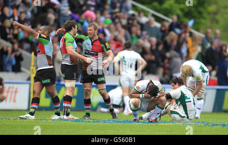 Harlekin-Spieler feiern beim letzten Pfeifen die Rolle der Northampton Saints Die Spieler stehen niedergeschlagen Stockfoto