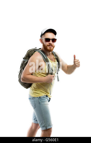 Seitenansicht des bärtigen Reisenden in Sonnenbrille mit Rucksack Stockfoto