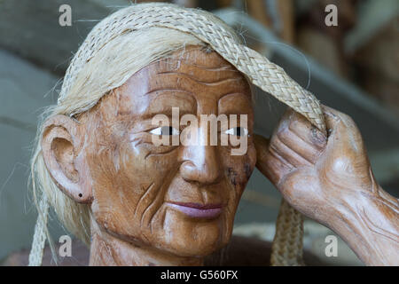 Indonesien, Sulawesi Selatan, Tana Toraja, Torajaland, Holzfigur einer alten Frau Tau Tau sind geschnitzte Holzfiguren, Felsengräber, Totenkult Stockfoto
