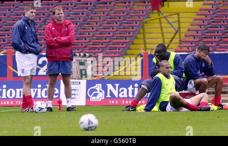 Steve Gerrard aus England, der Team-Physiotherapeut Gary Lewin, Rio Ferdinand, Emile Heskey und Kieron Dyer im Wembley-Stadion, während einer Trainingseinheit auf dem Londoner Boden. Stockfoto