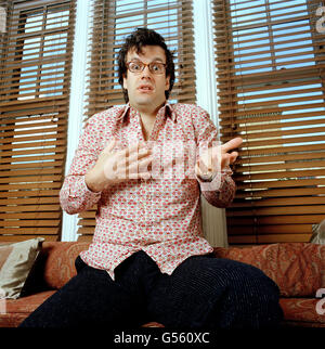 Marcus Brigstocke, englischer Komiker, Schauspieler und Satiriker fotografiert in seinem Londoner Haus, London, England, Vereinigtes Königreich. Stockfoto