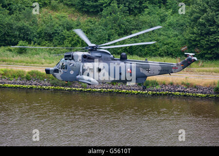 Westland WS-61 Sea King fliegen entlang des Nord-Ostsee-Kanals. Stockfoto