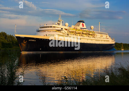 Weltweit älteste aktive Ocean Liner Astoria (Build 1948) vorbei durch den Nord-Ostsee-Kanal drauf ist weg von Amsterdam nach Rostock. Stockfoto