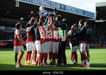 Arsenals Assistant Manager Pat Ris wird in den geworfen Air von den Arsenal-Spielern nach seinem letzten Spiel Stockfoto