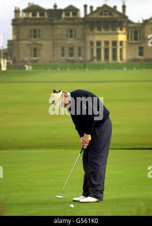 Der schottische Colin Montgomerie, der in Erinnerung an den verstorbenen Donald Dewar ein schwarzes Band trägt, nimmt beim Alfred Dunhill Cup in St. Andrews einen Putt am ersten Loch. Stockfoto