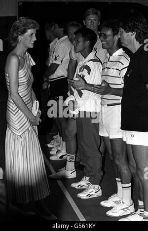 1989: Tennisfan die Prinzessin von Wales trifft beim Charity-Spiel Foster's Classic auf Starspieler im David Lloyd Club in Südlondon zugunsten der British Deaf Association, deren Schirmherrin sie ist. (Von rechts) DJ Mike Reid, Sänger Cliff Richard, Michael Chang. Stockfoto