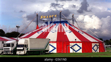 Billy Smart's Big-Top auf Londons Blackheath, wo eine Gruppe japanischer Touristen den Circus für den Millennium Dome in Greenwich hielt. Erst nach zwei Stunden, als sie darum baten, die Körperzone zu sehen, erkannten die Zirkusbeamten den Fehler. * EIN Zirkusbeamter sagte: Ihr einziger Kommentar war, dass sie erwarteten, dass der Dome ein wenig größer sein würde. Stockfoto