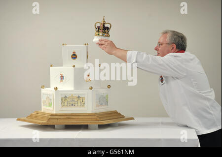 Paul Farrant Fachlehrer, Food Service Flügel, Defense School of Logisitics, legt die Krone (ganz aus Zucker) auf der Diamond Jubilee Kuchen in Worthy Down Camp in der Nähe von Winchester, Hampshire. Stockfoto