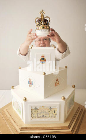 Paul Farrant Fachlehrer, Food Service Flügel, Defense School of Logisitics, legt die Krone (ganz aus Zucker) auf der Diamond Jubilee Kuchen in Worthy Down Camp in der Nähe von Winchester, Hampshire. Stockfoto