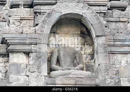 Indonesien, Java Tengah, Magelang, buddhistische Tempel, Statue in der Tempelanlage von Borobudur Stockfoto