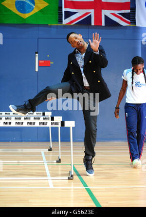 Will Smith versucht, die Hürden zu überwinden, während Perri Shakes-Drayton im Ethos Sports Centre im Imperial College, London, zuschaut. Stockfoto