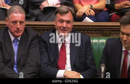 Schattenkanzler Ed Balls (Mitte) reagiert während der Fragen des Premierministers im Unterhaus, London. Stockfoto