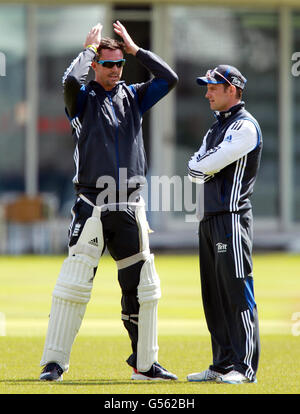 Cricket - 2012 Investec Test Series - England gegen West Indies - erster Test - England Nets Session - Lords Cricket Ground. Kevin Pietersen und Andrew Strauss während der Nets-Session am Lords Cricket Ground, London. Stockfoto