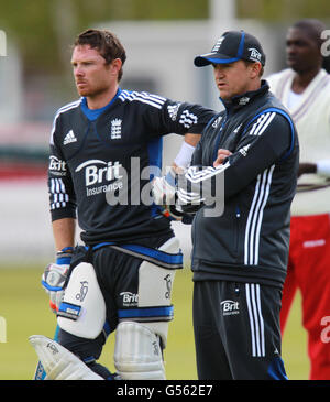 Andy Flower und Ian Bell während der Nets Session am Lords Cricket Ground, London. Stockfoto