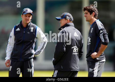 Andrew Strauss, Andy Flower und Alastair Cook aus England (von links nach rechts) während der Nets-Sitzung am Lords Cricket Ground, London. Stockfoto