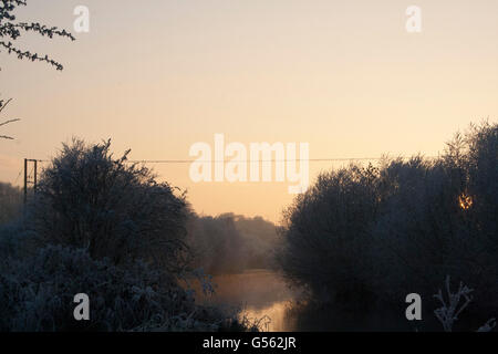 Nebel steigt vom Fluss im winter Stockfoto