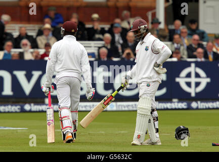 West Indies Darren Bravo (links) macht sich auf den Weg, nachdem er während des Investec International Test Match auf dem Lords Cricket Ground, London, in einer Verwechslung mit Shivnarine Chanderpaul (rechts) ausgelaufen ist. Stockfoto