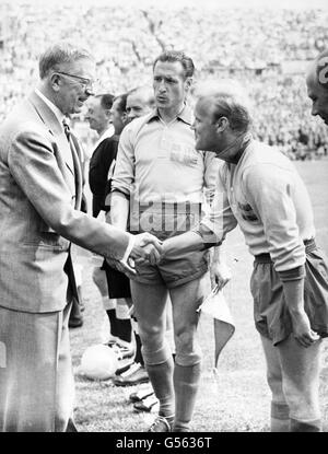 Schweden Kapitän Nils Liedholm (Mitte) stellt König Gustaf von Schweden vor An Mittelfeldspieler Lennart Skoglund Stockfoto