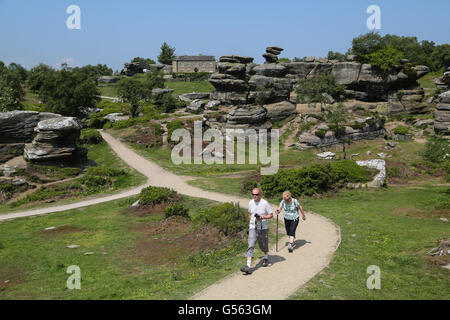 Tagestouristen genießen Sie die atemberaubende warmes Wetter und Sonnenschein bei Brimham Rocks in der Nähe von Harrogate. Stockfoto