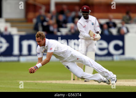 Cricket - 2012 Investec Test Series - England gegen West Indies - erster Test - erster Tag - Lord's Cricket Ground. Der englische Stuart Broad fängt Westindien Kemar Roach während des Investec International Test Match am Lords Cricket Ground, London. Stockfoto