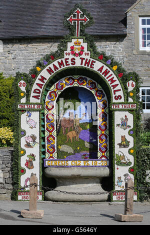 Eine Masse beobachtet, wie Mitglieder der lokalen Kirche eine von sechs Bunt gekleidet Brunnen segnen in der derbyshire Dorf tissington. Stockfoto