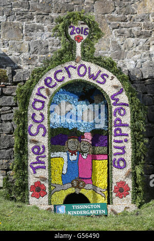 Eine Masse beobachtet, wie Mitglieder der lokalen Kirche eine von sechs Bunt gekleidet Brunnen segnen in der derbyshire Dorf tissington. Stockfoto