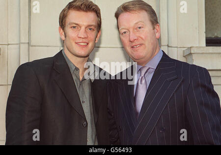 Boxing Promoter Frank Warren (rechts) steht neben Neil Sinclair in Nordirland im Zentrum von London, der in einer Sky Sports Boxspektakel mit fünf Weltmeisterkämpfen aus der Sheffield Arena zu sehen sein wird. * Sinclair kommt in seinem ersten Weltmeistertitel-Kampf auf den Markt, als er Daniel Santos von Puerto Rico um den Weltgewichtstitel WBO herausfordert. PA Foto: Isobel Matthews. Stockfoto