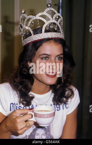 MISS WORLD 1976: Die neue Miss World Beauty-Queen, Cindy Breakspeare, 21, frühstückt in London am ersten Tag ihres "Respekts". Cindy, Miss Jamaica, gewann den Weltmeistertitel in der Royal Albert Hall in London. Stockfoto