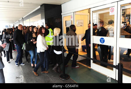 VIP wartet auf Kim Kardashian, als sie ihr neues Parfüm, exklusiv für Debenhams, auf einem Debenhams in London mit dem Namen True Reflection lanciert. Stockfoto