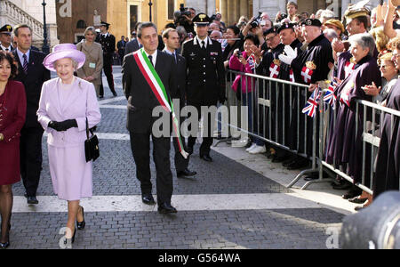 Königin Elisabeth II., links, begleitet vom Bürgermeister von Rom Francesco Rutelli (Zentrum mit Schärpe), wird am letzten Tag des Staatsbesuchs in Italien von italienischen Monarchisten begrüßt, als sie durch den Rathausplatz von Rom, die Piazza Campidoglio, geht. Stockfoto