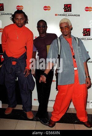 The Baha Men, die ihre Single „Who Let The Dogs Out“ bei den 5. MOBO (Music of Black Origin) Awards im Alexandra Palace in London aufführten. Stockfoto