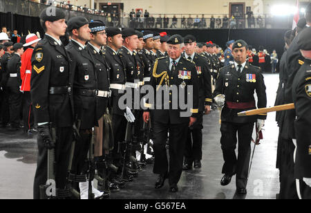 Der Prinz von Wales inspiziert die Ehrengarde am Military Muster in Fort York in Toronto, Kanada, am dritten Tag einer viertägigen Diamond Jubilee Tour durch das nordamerikanische Land. Stockfoto