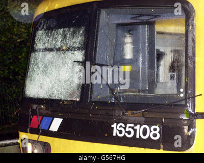 Das beschädigte Zugtaxi am Bahnhof Chilworth in der Nähe von Guildford, nachdem es auf einen Baum gestoßen war, der am Bahnübergang Tangley über die Strecke weiter unten geblasen worden war. Der Fahrer und die Passagiere waren bei dem Vorfall unverletzt. Stockfoto