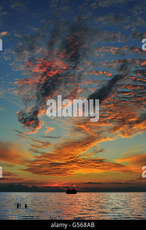 Figuren in den Himmel - dramatischen Sonnenuntergang, Koh Tao, Thailand Stockfoto